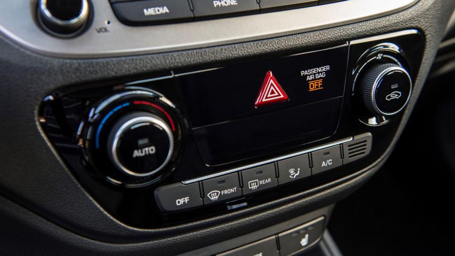Детали интерьера Hyundai Accent 2017 года  (NA) (фото 33 из 63)